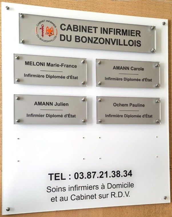 Support plexiglass couleur blanc + plaques argent m&eacute;talis&eacute;