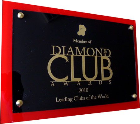 Plaque plexi rouge avec plaque noire gravure or