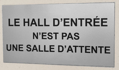 Plaque signal&eacute;tique rouge gravure blanche